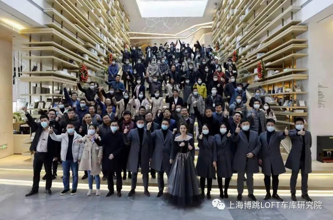 达州全国一百多人在华侨城汉口道6号参观研讨LOFT专利车库技术！